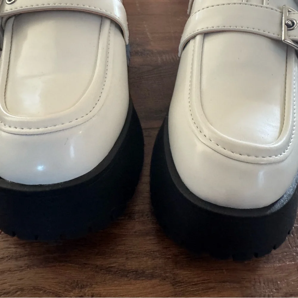 NWT Zodiac White Buckle Perri Slip On Loafer Platform Shoes, Size 7.5